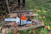 Stihl Motorsäge auf geschnittene Holzstämme