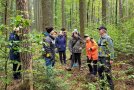 Revierleiter Hubert Beslmeisl mit Kursteilnehmerinnen