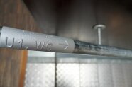 Die Brailleschrift befindet sich am Geländer bei den Treppenauf- und -abgängen.