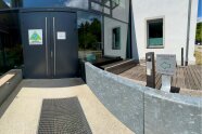 Barrierefreie Eingangstür zur Waldbauernschule