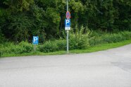 Ein PKW-Stellplatz mit Kennzeichnung als Behindertenparkplatz