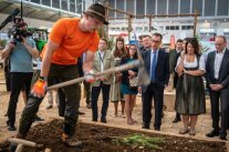 Maximilian Klingseisen - Bayerische Waldbauernschule, Bundesforstminister Cem Özdemir, Bayerische Forstministerin Michaela Kaniber und weitere Gäste